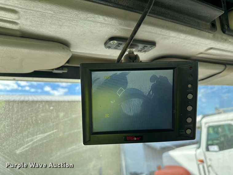 image for item DW4351 2002 International 5500i ready mix truck