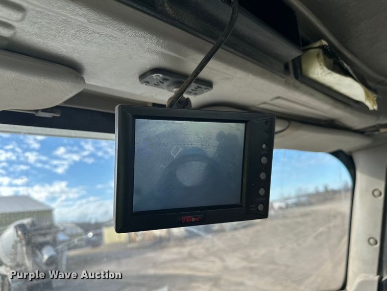 image for item DW4351 2002 International 5500i ready mix truck