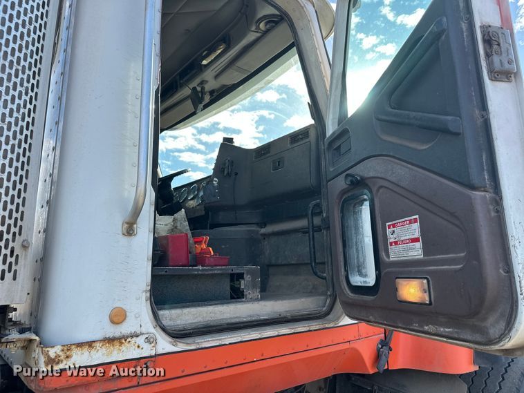 image for item DW4351 2002 International 5500i ready mix truck