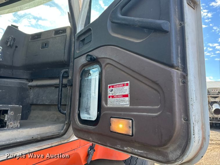 image for item DW4351 2002 International 5500i ready mix truck