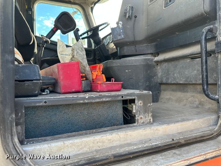 image for item DW4351 2002 International 5500i ready mix truck