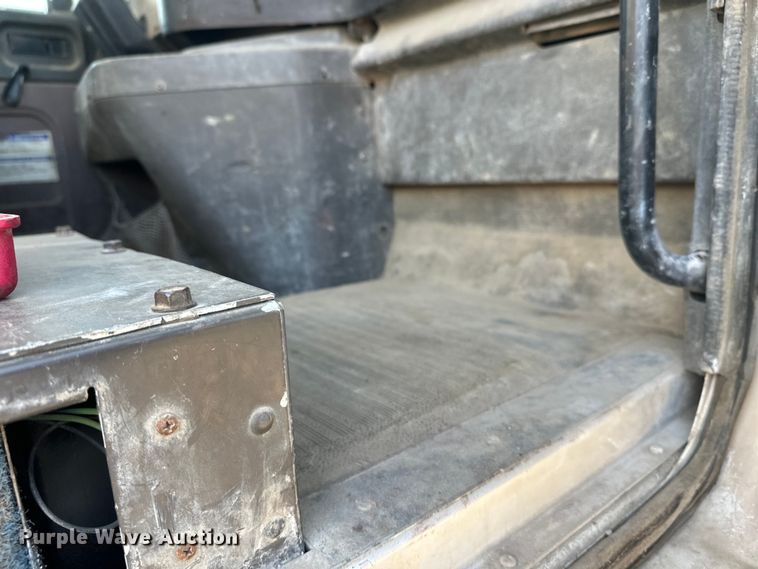 image for item DW4351 2002 International 5500i ready mix truck