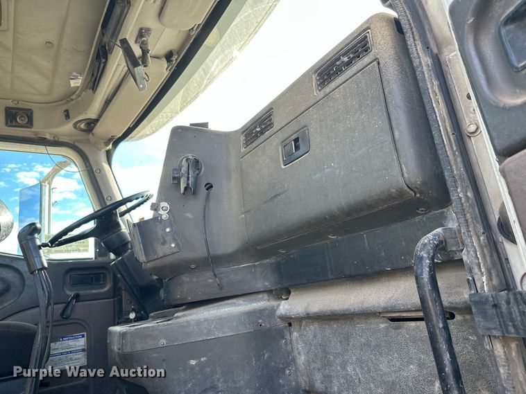 image for item DW4351 2002 International 5500i ready mix truck