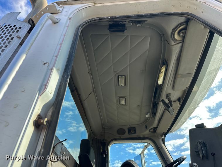 image for item DW4351 2002 International 5500i ready mix truck