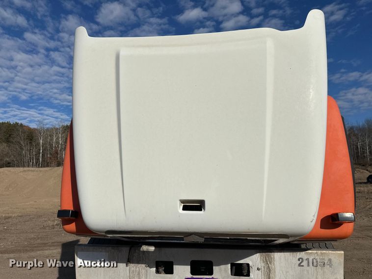 image for item DW4351 2002 International 5500i ready mix truck