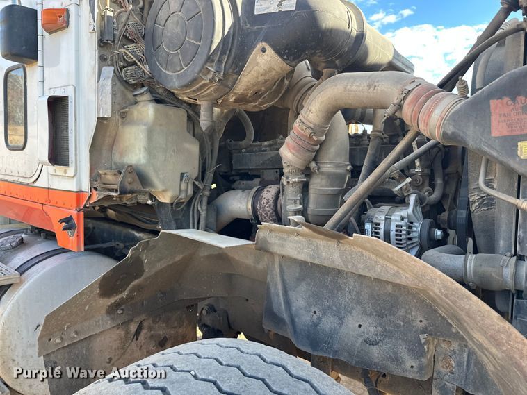 image for item DW4351 2002 International 5500i ready mix truck