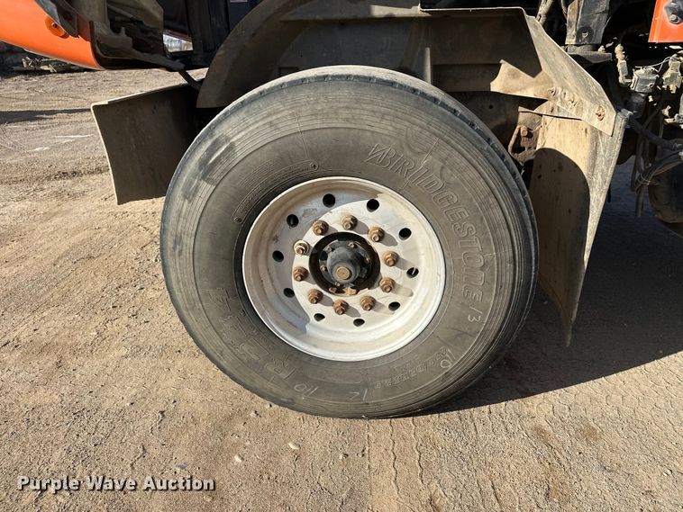 image for item DW4351 2002 International 5500i ready mix truck