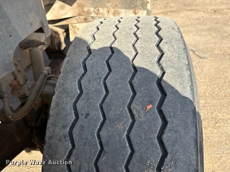 image for item DW4351 2002 International 5500i ready mix truck