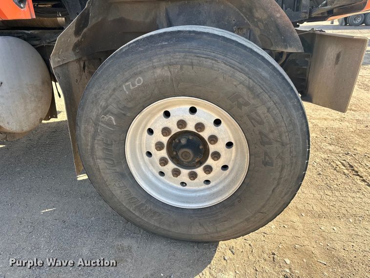 image for item DW4351 2002 International 5500i ready mix truck