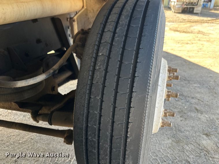 image for item DW4351 2002 International 5500i ready mix truck