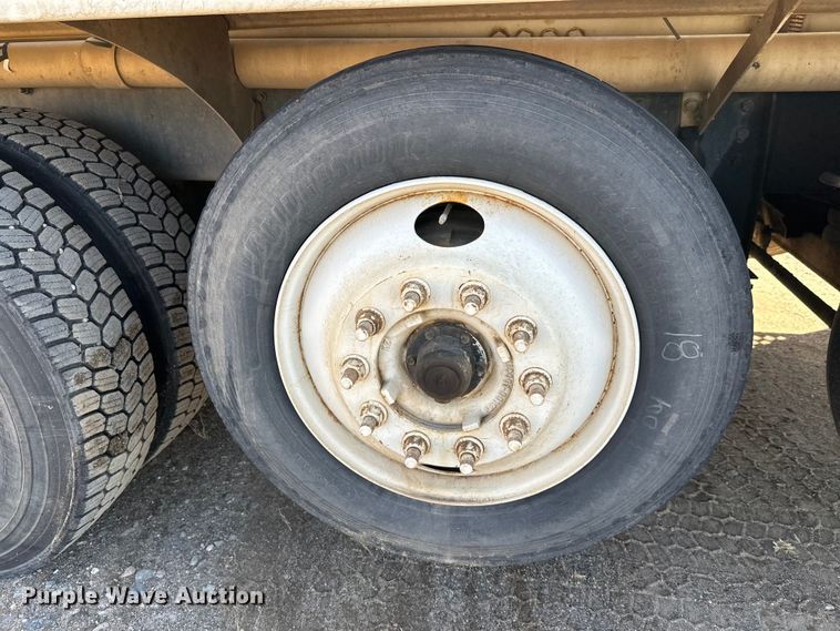 image for item DW4351 2002 International 5500i ready mix truck