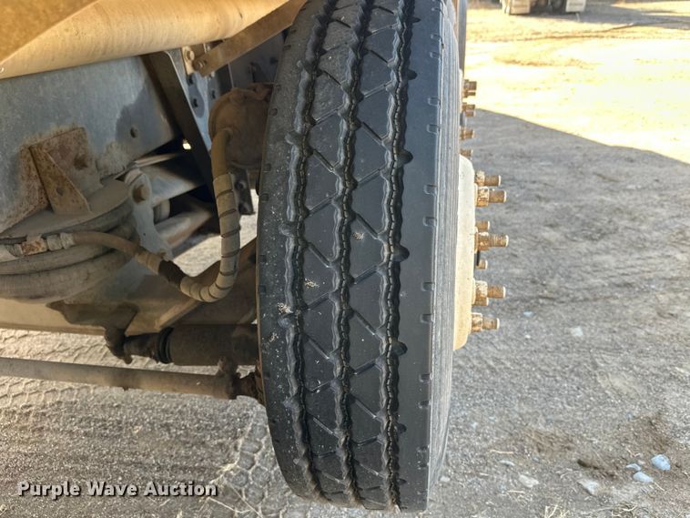 image for item DW4351 2002 International 5500i ready mix truck