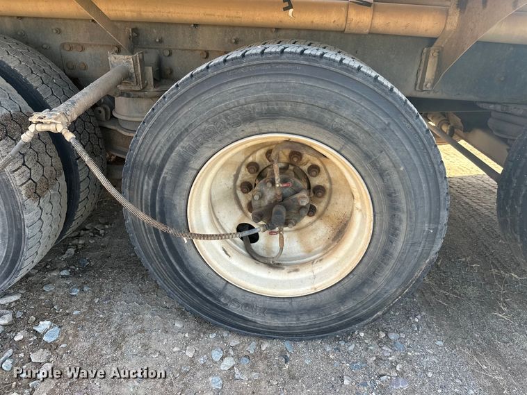 image for item DW4351 2002 International 5500i ready mix truck