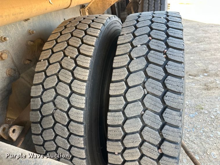 image for item DW4351 2002 International 5500i ready mix truck