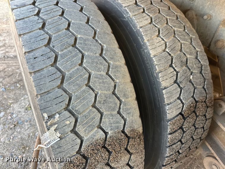 image for item DW4351 2002 International 5500i ready mix truck