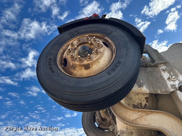 image for item DW4351 2002 International 5500i ready mix truck