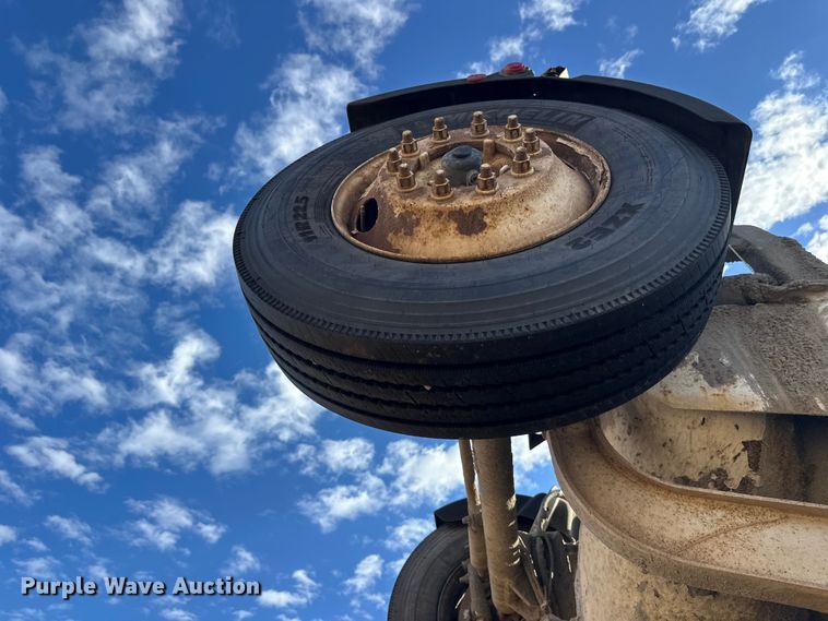 image for item DW4351 2002 International 5500i ready mix truck