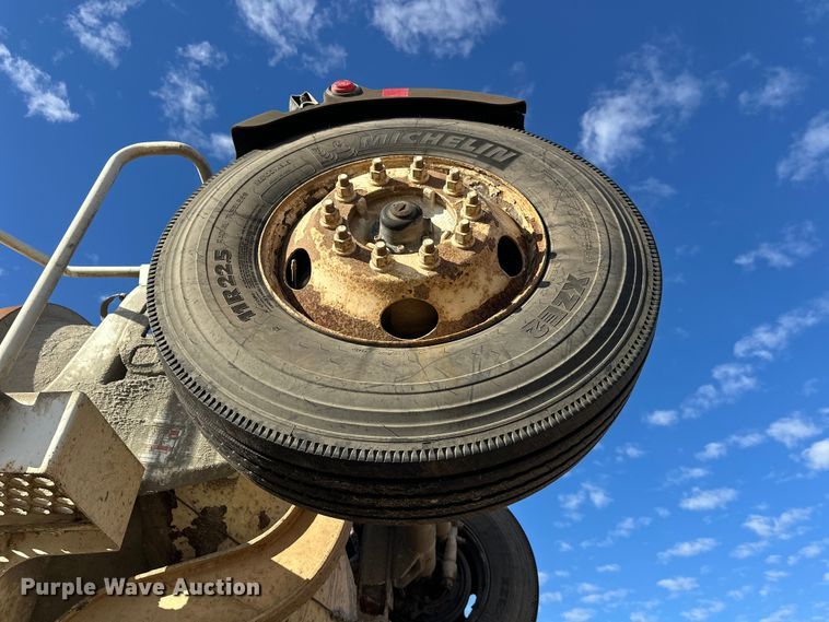 image for item DW4351 2002 International 5500i ready mix truck