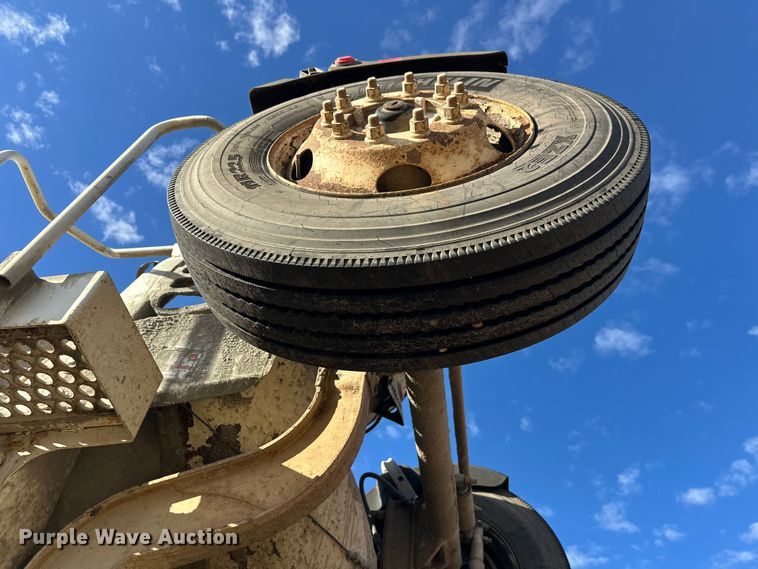 image for item DW4351 2002 International 5500i ready mix truck