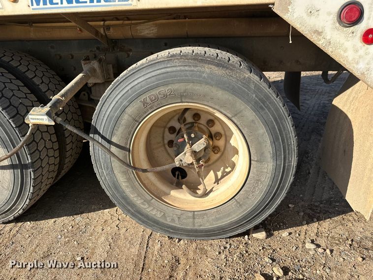 image for item DW4351 2002 International 5500i ready mix truck