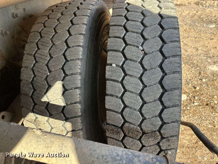 image for item DW4351 2002 International 5500i ready mix truck