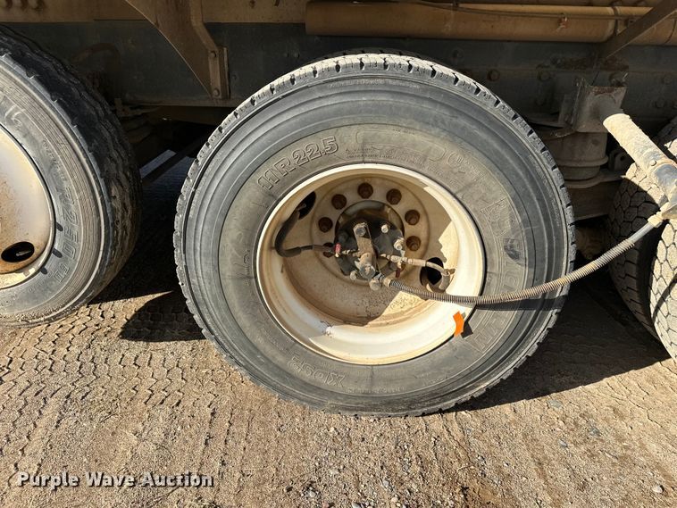 image for item DW4351 2002 International 5500i ready mix truck