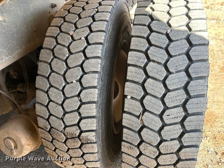 image for item DW4351 2002 International 5500i ready mix truck