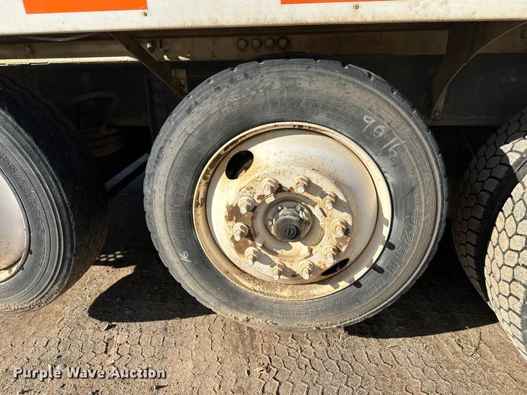 image for item DW4351 2002 International 5500i ready mix truck