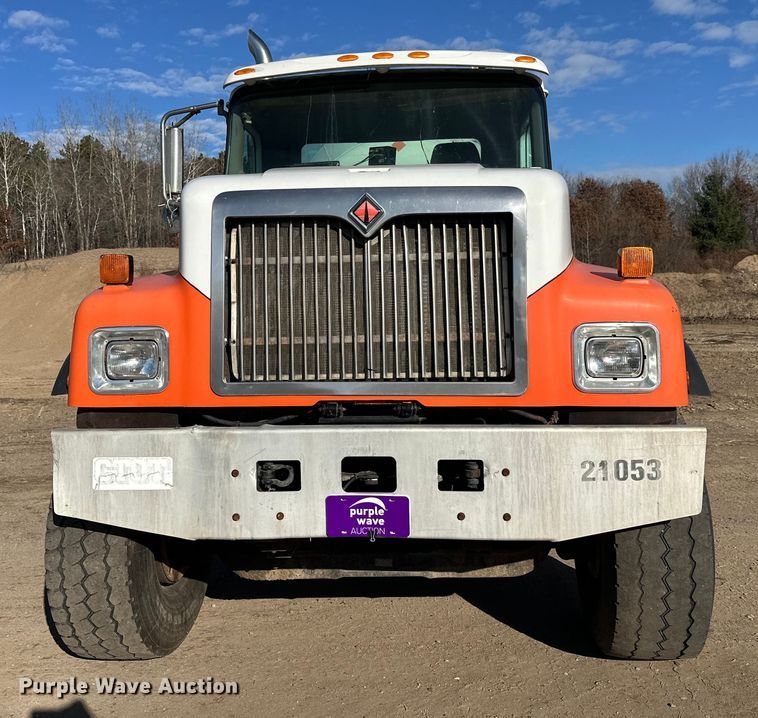 image for item DW4352 2002 International 5500i ready mix truck