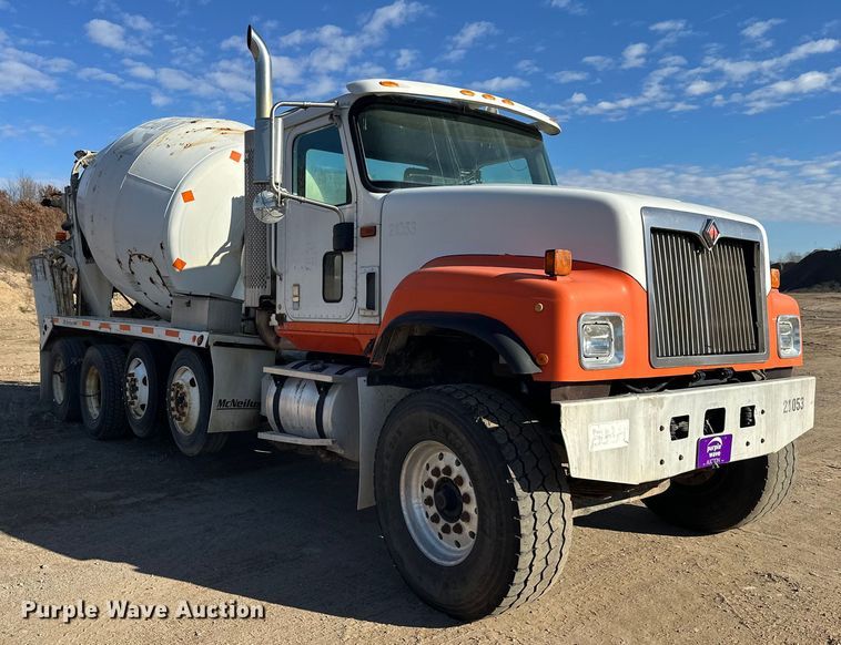 image for item DW4352 2002 International 5500i ready mix truck