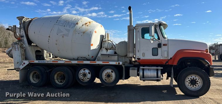 image for item DW4352 2002 International 5500i ready mix truck