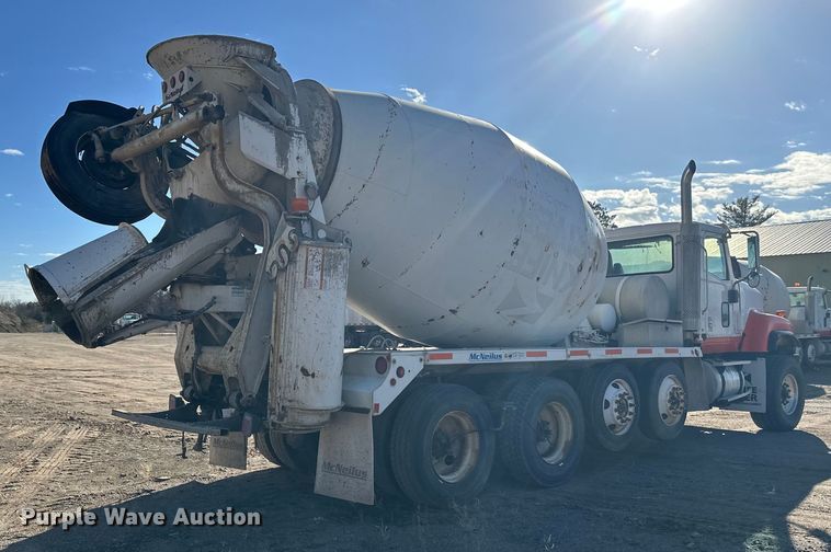 image for item DW4352 2002 International 5500i ready mix truck