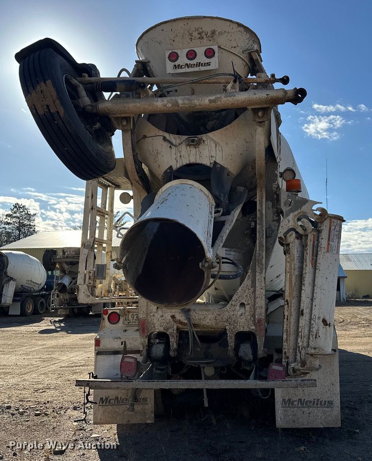 image for item DW4352 2002 International 5500i ready mix truck