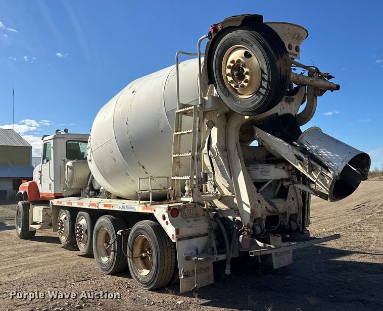 image for item DW4352 2002 International 5500i ready mix truck