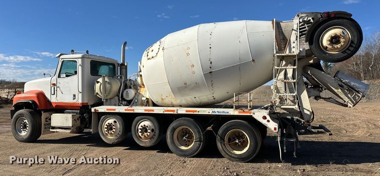 image for item DW4352 2002 International 5500i ready mix truck