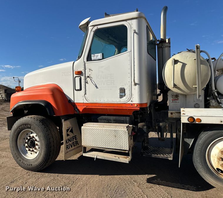 image for item DW4352 2002 International 5500i ready mix truck
