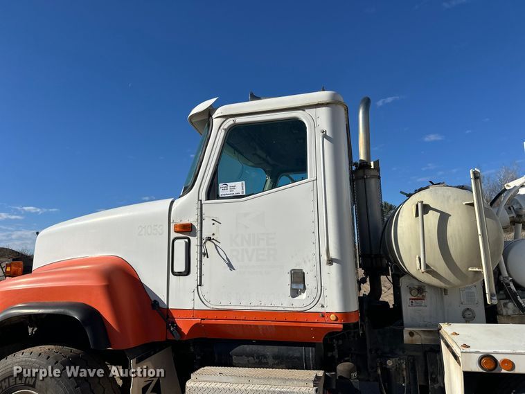image for item DW4352 2002 International 5500i ready mix truck