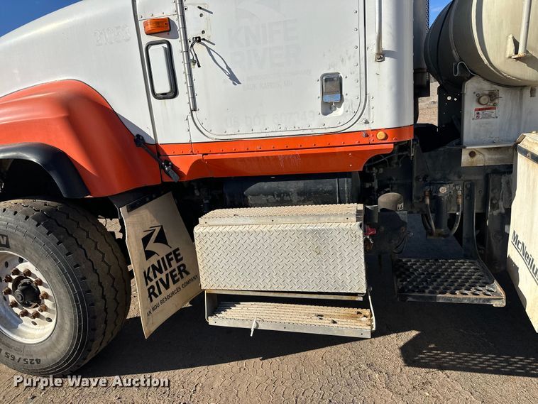 image for item DW4352 2002 International 5500i ready mix truck