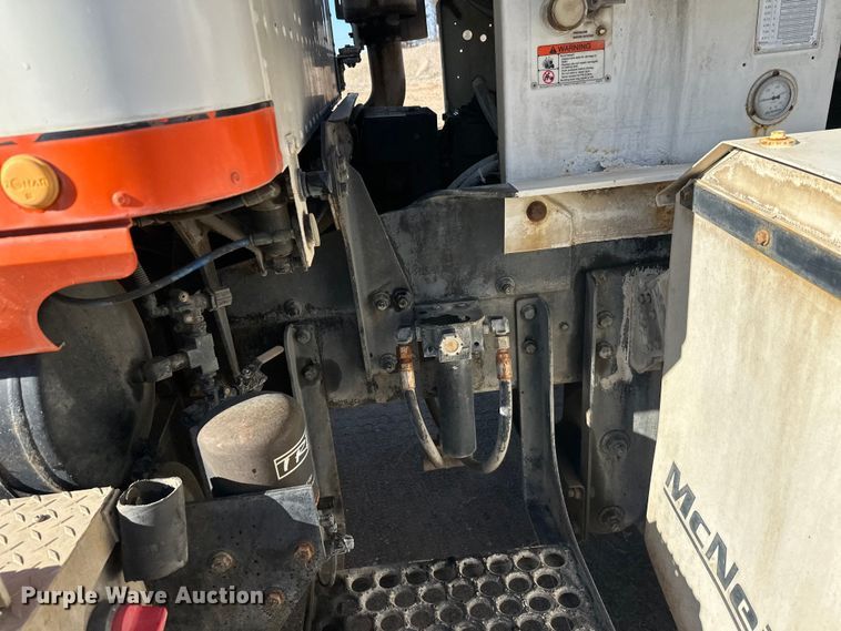 image for item DW4352 2002 International 5500i ready mix truck