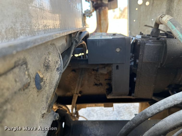 image for item DW4352 2002 International 5500i ready mix truck