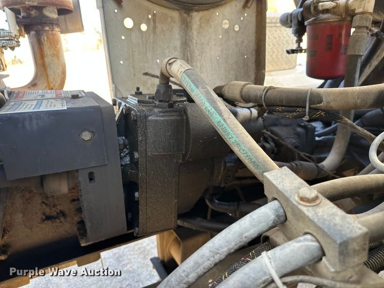 image for item DW4352 2002 International 5500i ready mix truck