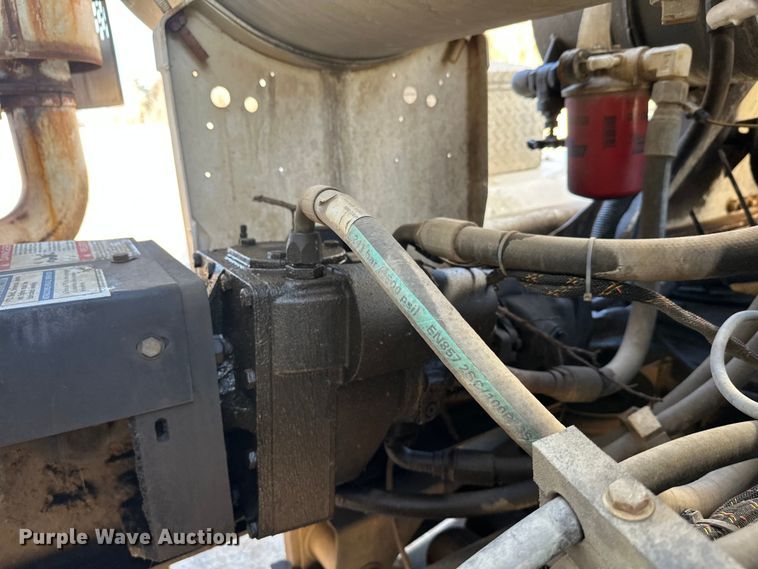 image for item DW4352 2002 International 5500i ready mix truck