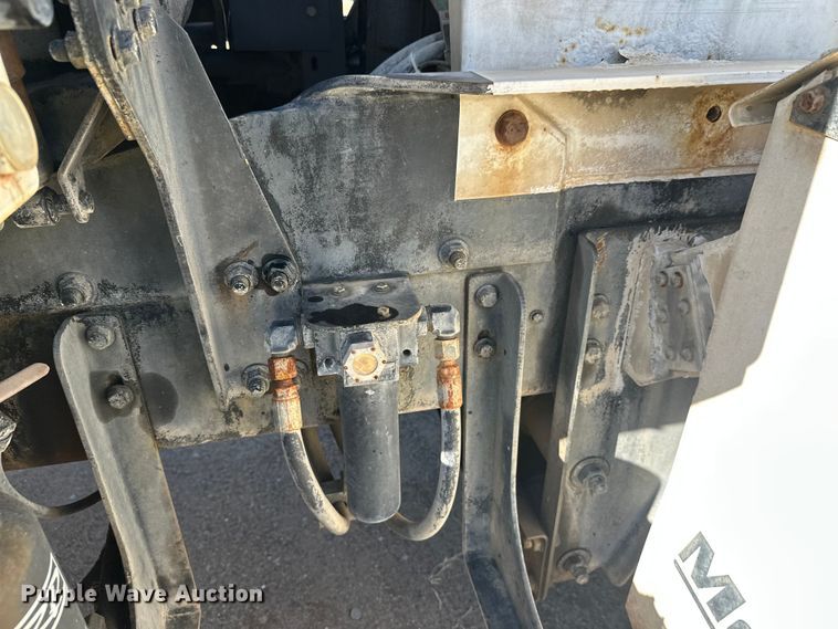 image for item DW4352 2002 International 5500i ready mix truck