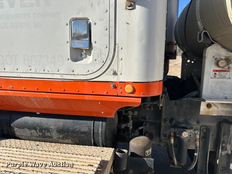 image for item DW4352 2002 International 5500i ready mix truck