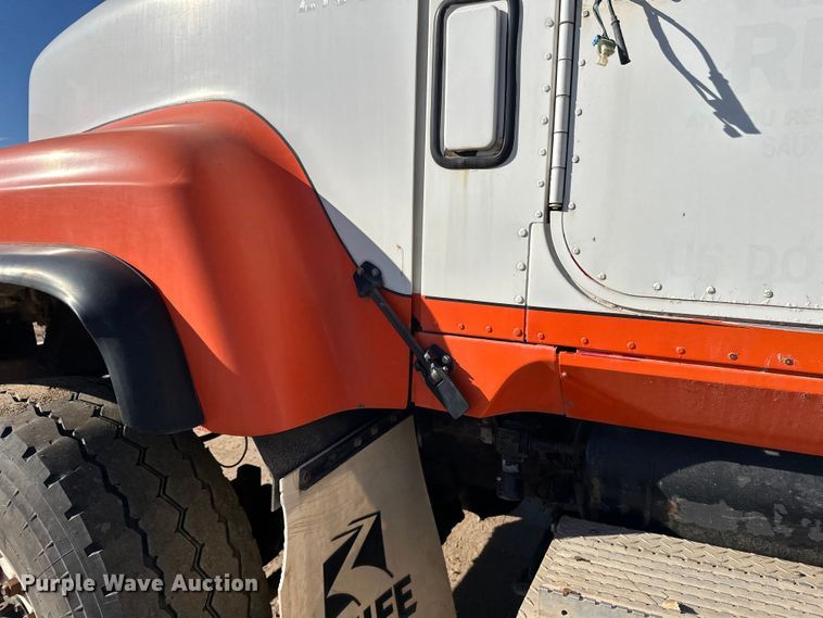 image for item DW4352 2002 International 5500i ready mix truck