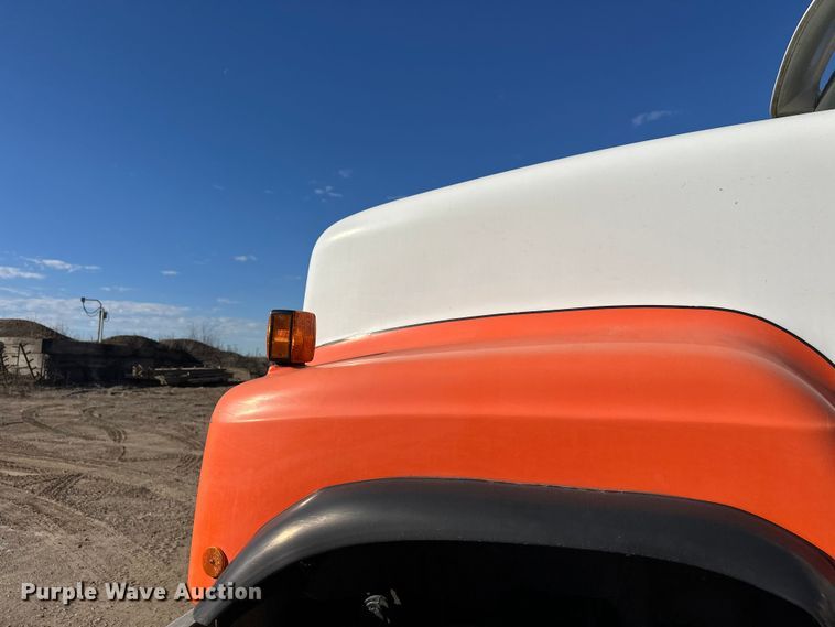 image for item DW4352 2002 International 5500i ready mix truck