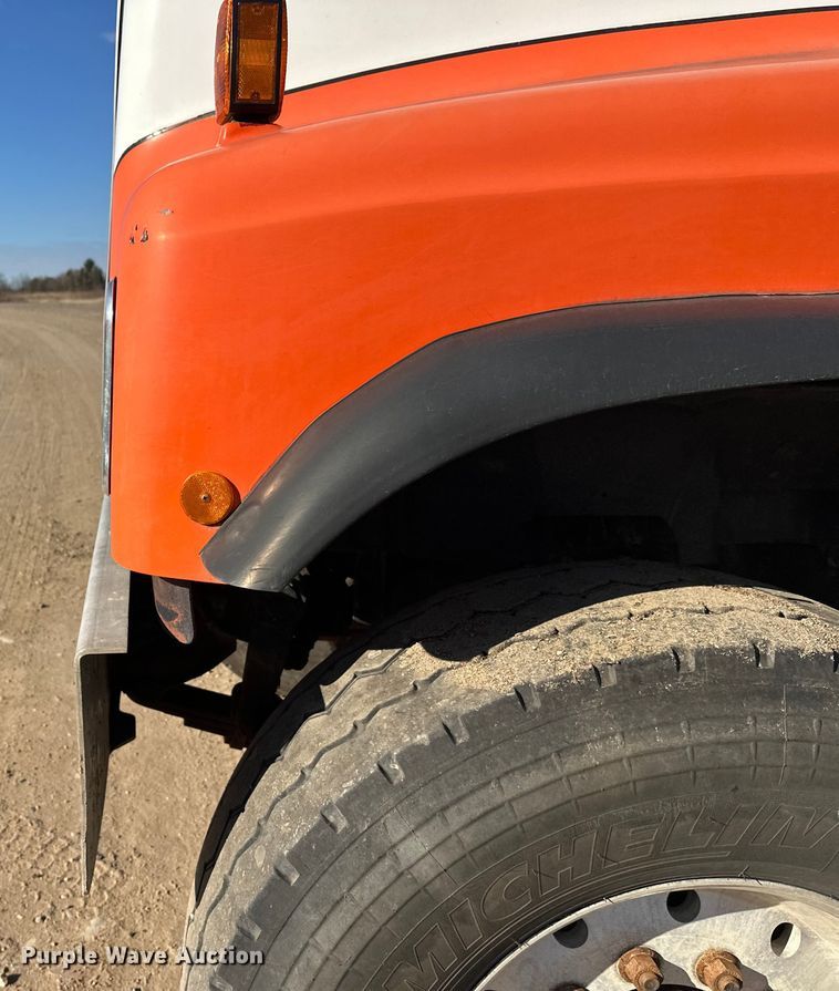 image for item DW4352 2002 International 5500i ready mix truck