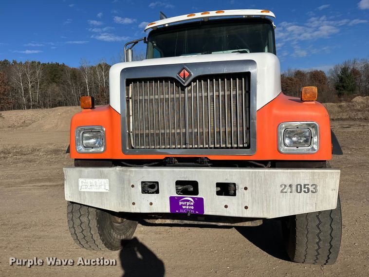 image for item DW4352 2002 International 5500i ready mix truck