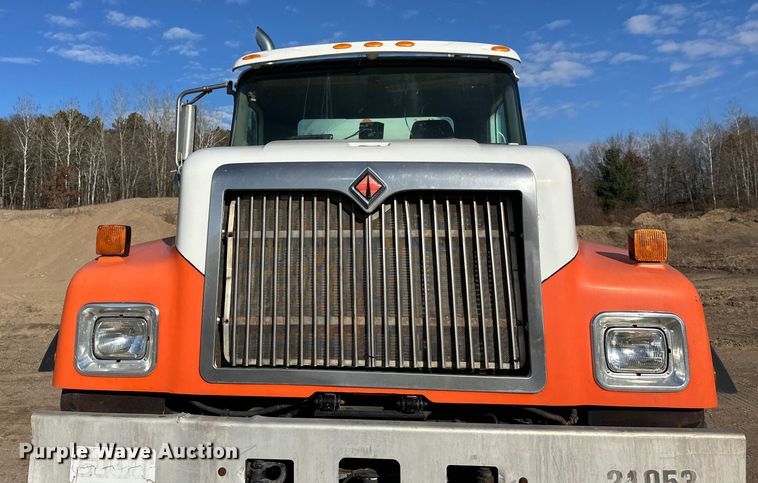 image for item DW4352 2002 International 5500i ready mix truck