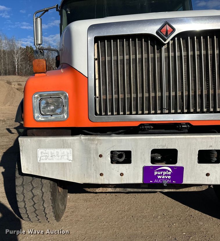 image for item DW4352 2002 International 5500i ready mix truck